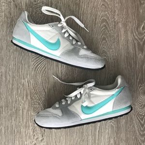 Nike Old School Teal & White Shoes size 7.5